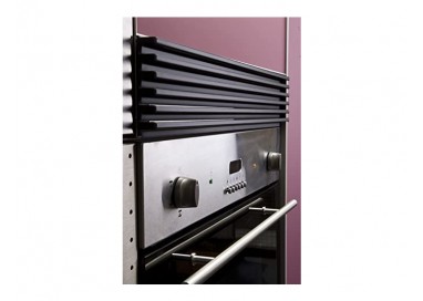 Rejilla de ventilación de aluminio negro Filinox de 60 cm instalada en la parte superior de un horno encastrable