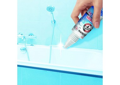 aplicando silicona en la bañera