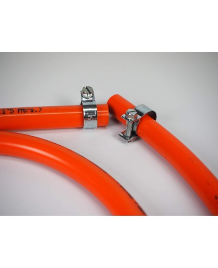 manguera de butano color naranja con dos abrazaderas grises