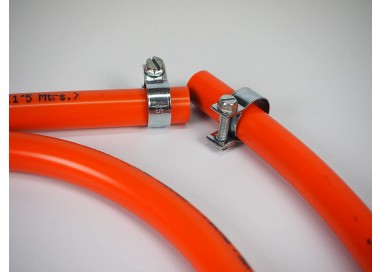 manguera de butano color naranja con dos abrazaderas grises