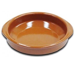 Cazuela de barro redonda de 20 cm de color marrón brillante con dos pequeñas asas laterales.