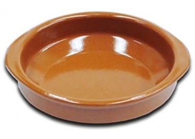Cazuela de barro redonda de 20 cm de color marrón brillante con dos pequeñas asas laterales.