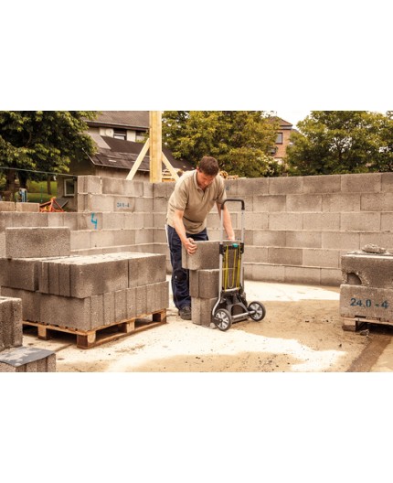 Carretilla Wolfcraft TS 850 cargando bloques de hormigón en exteriores.