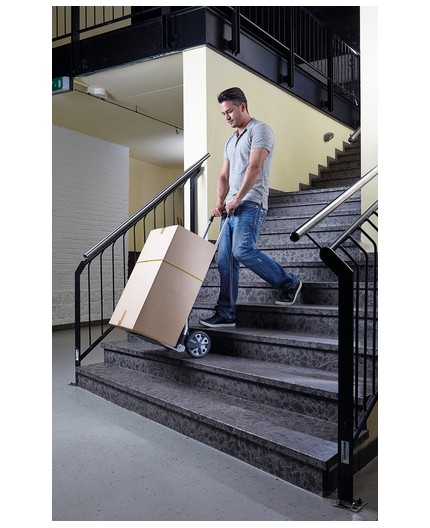 Uso del carro Wolfcraft TS 850 para subir cargas pesadas por escaleras.