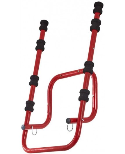 Vista cercana del soporte de bicicletas plegado contra la pared, mostrando su diseño compacto y discreto cuando no está en uso.