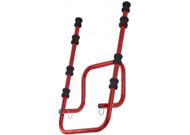 Vista cercana del soporte de bicicletas plegado contra la pared, mostrando su diseño compacto y discreto cuando no está en uso.