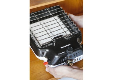 Primer plano de los mandos y encendido piezoeléctrico de la estufa de pantalla