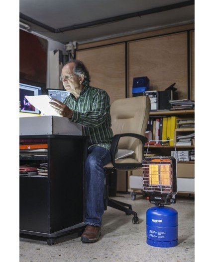 Persona utilizando la estufa Butsir en escritorio para calefacción de interior ventilado