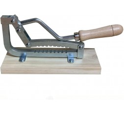 Máquina parte almendras manual con base de madera marca Adrian - Ideal para romper cáscaras de almendras y frutos secos.