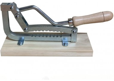Máquina parte almendras manual con base de madera marca Adrian - Ideal para romper cáscaras de almendras y frutos secos.