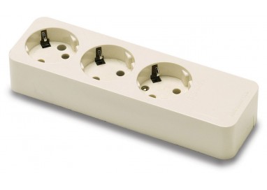 famatel-regleta-3-bases-sin-cable-toma-tierra-16a-250v-2503