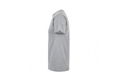 Vista lateral de perfil de la camiseta laboral gris que muestra el ajuste ergonómico regular fit.