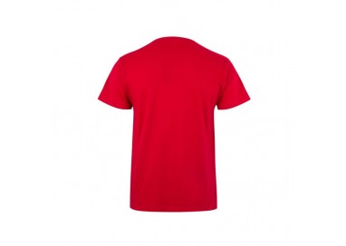 Detalle del acabado del cuello redondo y costuras reforzadas de la camiseta de algodón roja.