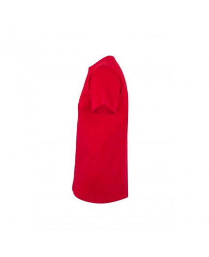 Vista de perfil lateral de la camiseta laboral roja que muestra la caída de la manga corta y el ajuste regular.