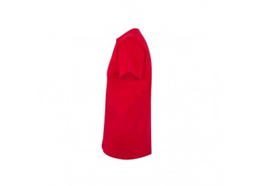 Vista de perfil lateral de la camiseta laboral roja que muestra la caída de la manga corta y el ajuste regular.