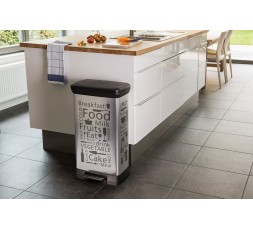 Cubo de basura Curver de 50 litros decorado con pedal gris. 2