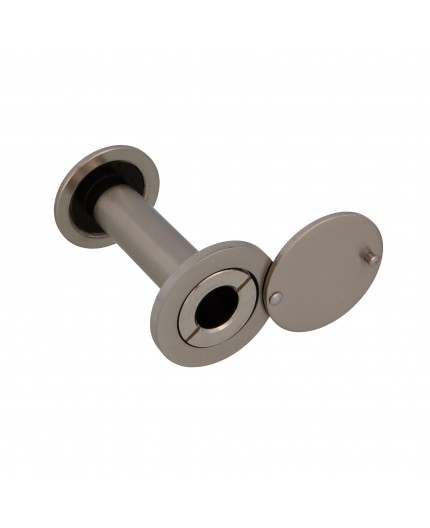 Detalle de mirilla AMIG en acero cromo mate.