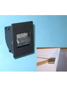 Juego pasacintas Ferpasa de PVC en color negro con rodillos interiores de guía para cinta de persiana instalado en cajón