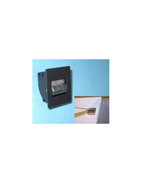 Juego pasacintas Ferpasa de PVC en color negro con rodillos interiores de guía para cinta de persiana instalado en cajón