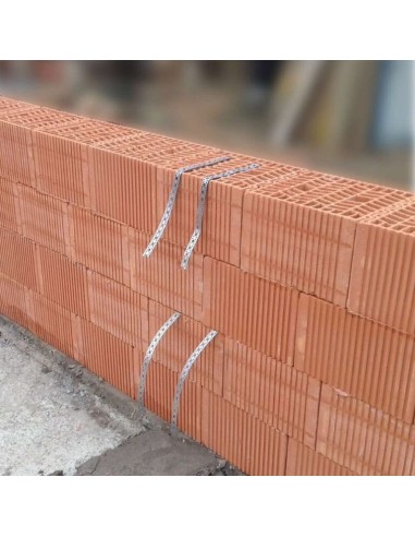 cinta perforada sobre ladrillos