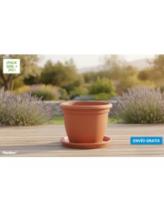 Maceta y plato Plastiken Terracota con un jardín de fondo