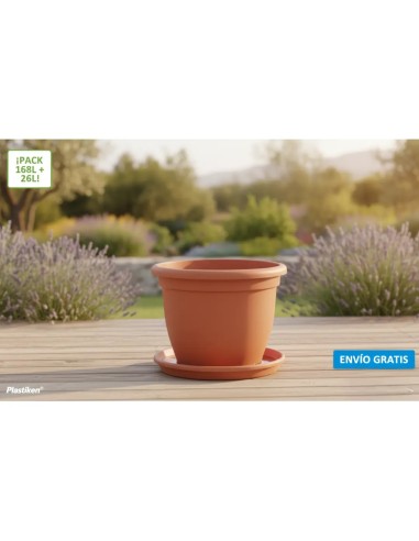 Maceta y plato Plastiken Terracota con un jardín de fondo