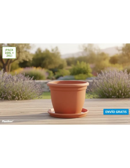 Maceta y plato Plastiken Terracota con un jardín de fondo