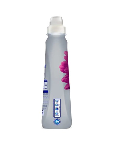 Vista de perfil de la botella de Asevi Pink mostrando su diseño ergonómico y transparente.