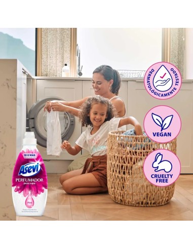 Una madre abrazando a su hija junto a un cesto de ropa limpia, evocando el confort y aroma del perfumador Pink