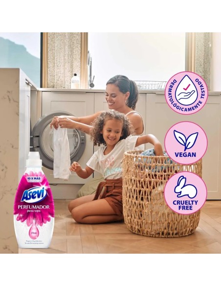 Una madre abrazando a su hija junto a un cesto de ropa limpia, evocando el confort y aroma del perfumador Pink
