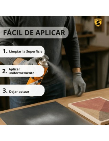 Aplicación del spray sobre una superficie de madera y tela mostrando la pulverización uniforme