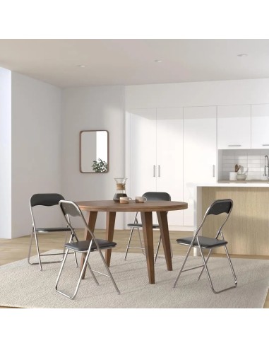 Varias sillas Aranaz dispuestas alrededor de una mesa de comedor de madera.