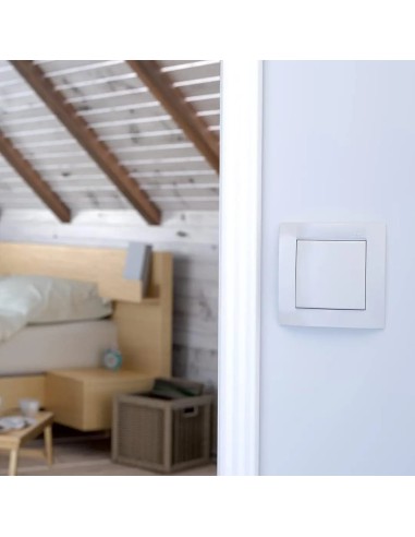 Conmutador doble monobloc de la serie Simon 15 en color blanco con marco integrado.