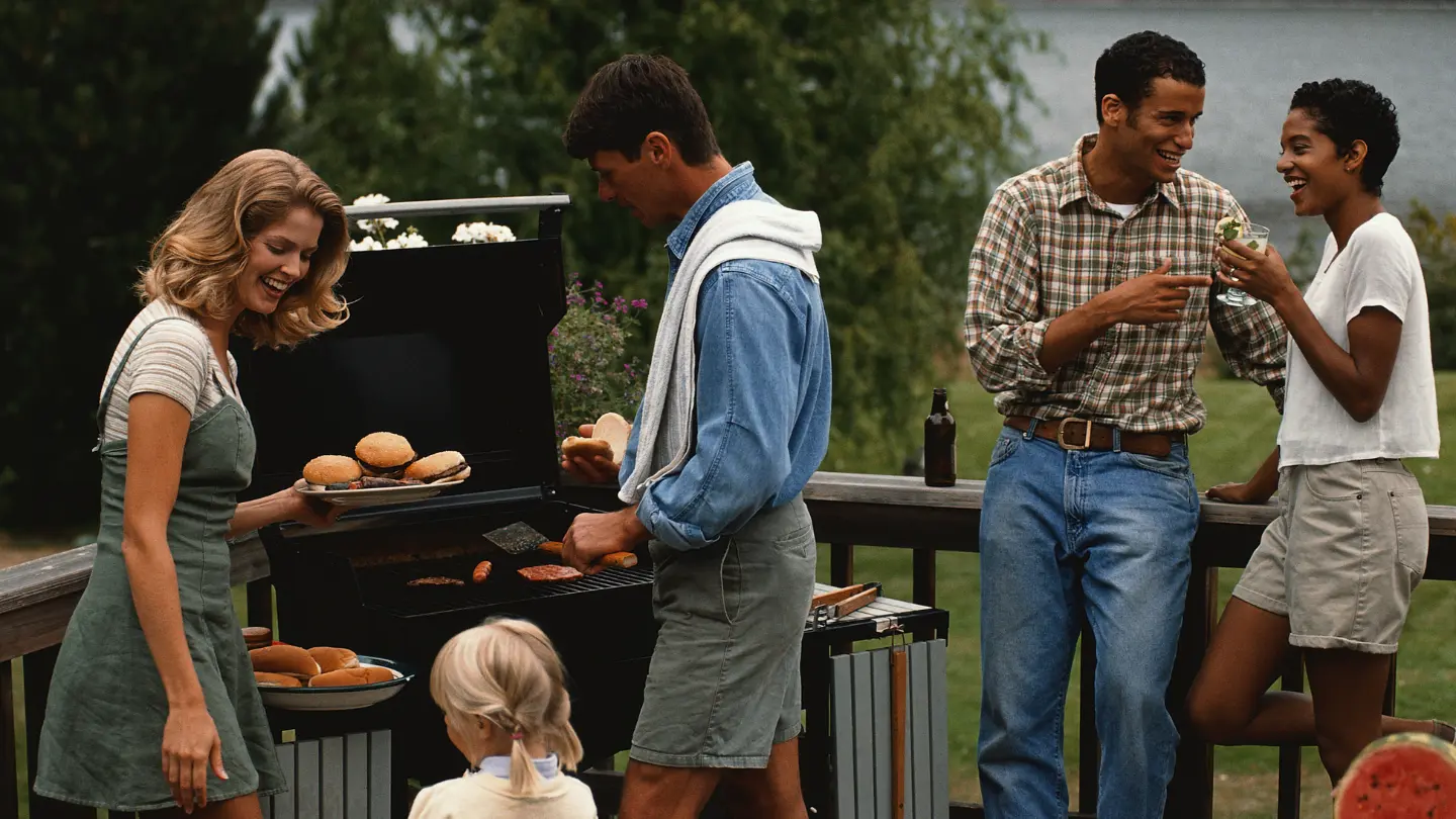familia comiendo en barbacoa