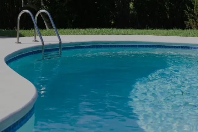 piscina con fondo de cesped