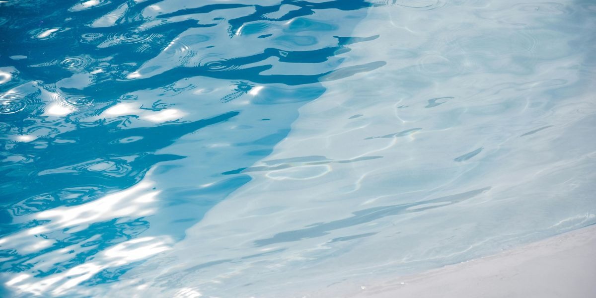 Guía Definitiva: Cómo Mantener el Agua de la Piscina Limpia y Solucionar Cualquier Problema
